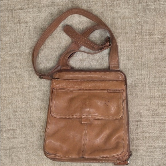 $25 (ππΌππ πΎππΌππΎπ)VINTAGE FOSSIL LEATHER CROSSBODY - Picture 2 of 5